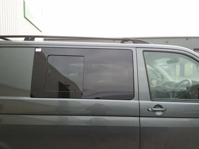 Close-up of a finished bonded side window with black edge